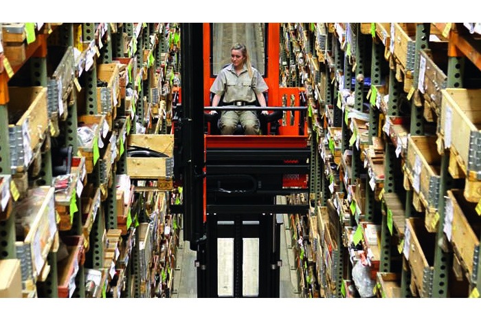 Узкопроходный штабелер с подъемом кабины