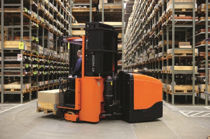 Узкопроходные штабелеры с подъемом кабины и сочлененными шасси