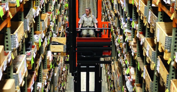 Узкопроходный штабелер с подъемом кабины