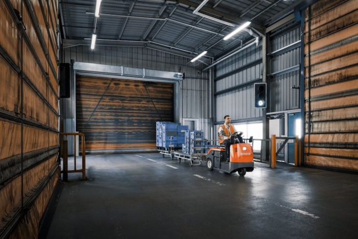 Тягачи с управлением сидя Тягачи с управлением сидя